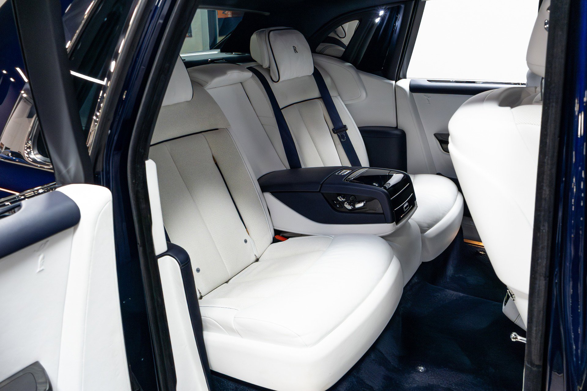 Used 2021 Rolls-Royce Phantom Sedan RWD image 35