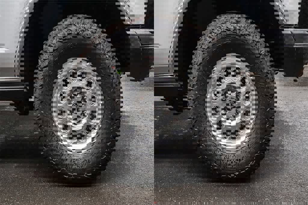 New 2025 Ford Bronco Badlands image 8