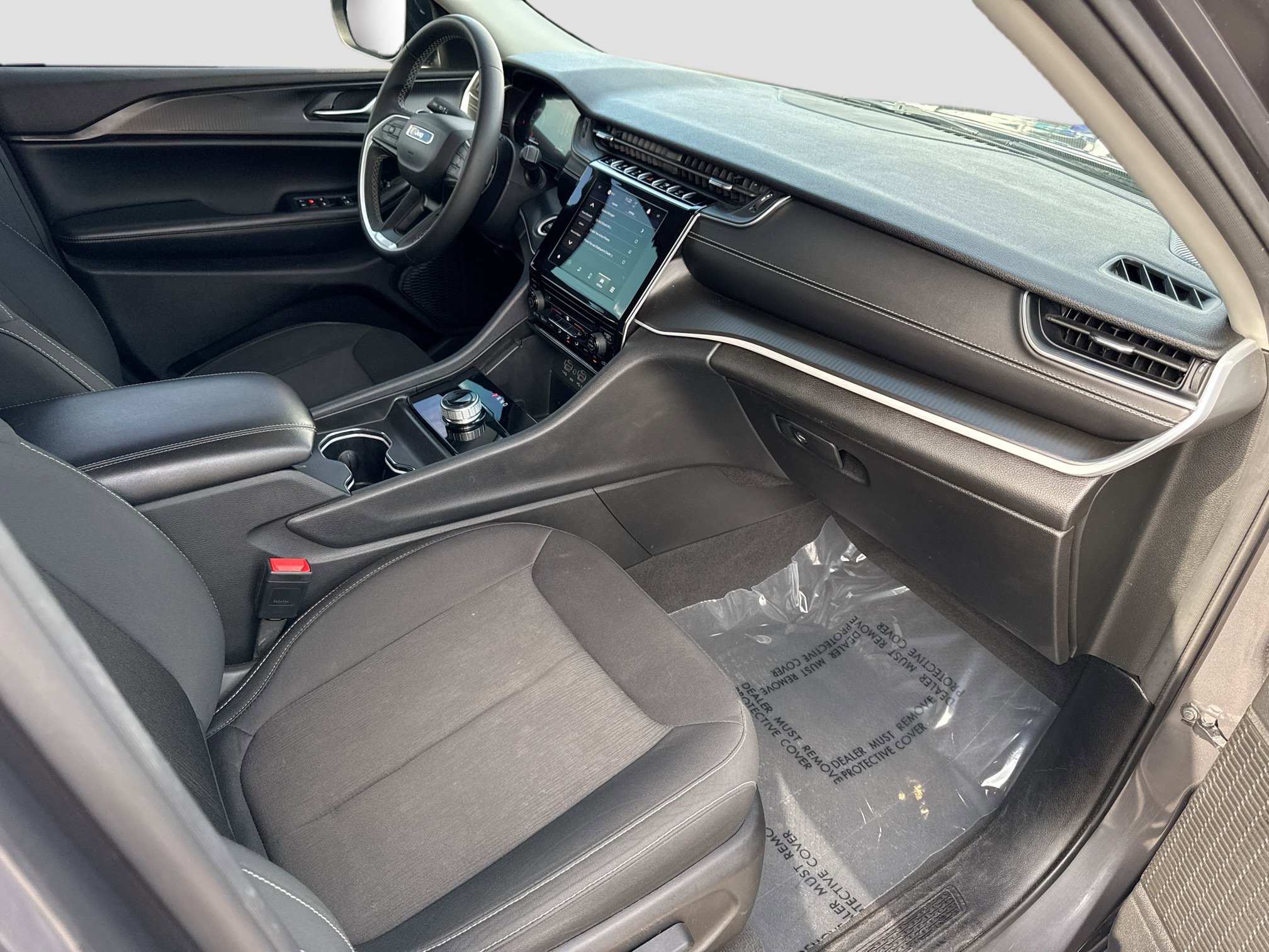 Used 2024 Jeep Grand Cherokee Laredo image 13