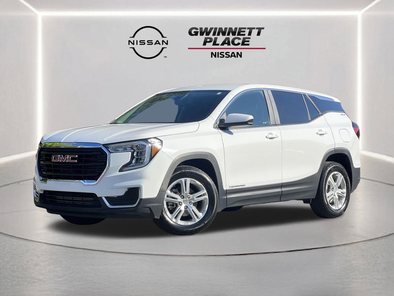 Used 2024 GMC Terrain SLE FWD image 1