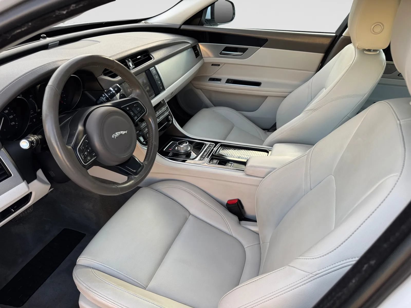 Used 2016 Jaguar XF Premium AWD/4WD image 12