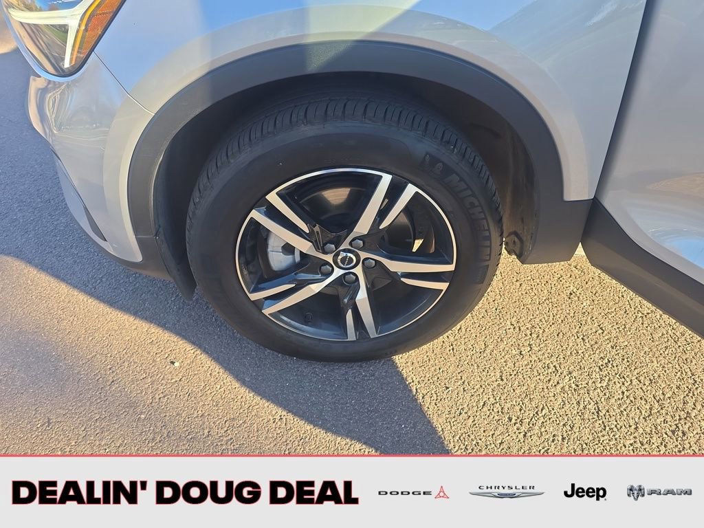 Used 2025 Volvo XC40 B5 Core image 27