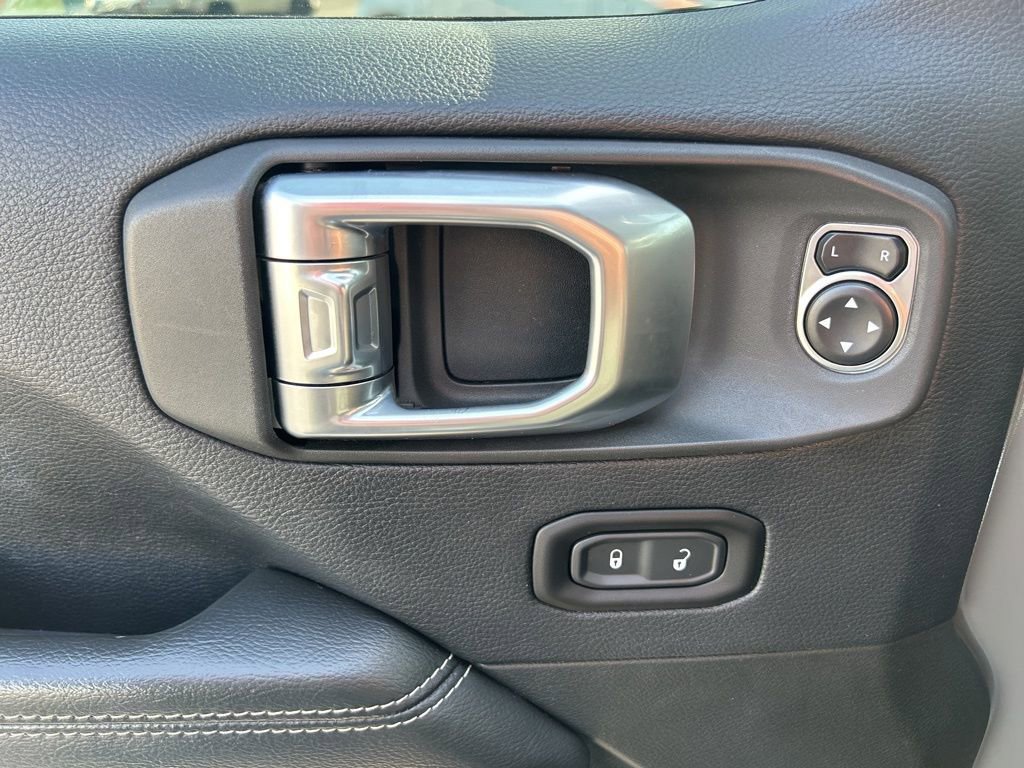 Used 2018 Jeep Wrangler Unlimited Sahara image 15