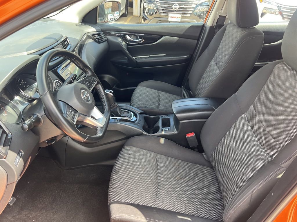 Used 2017 Nissan Rogue Sport SV w/ SV All-Weather Package AWD/4WD image 4