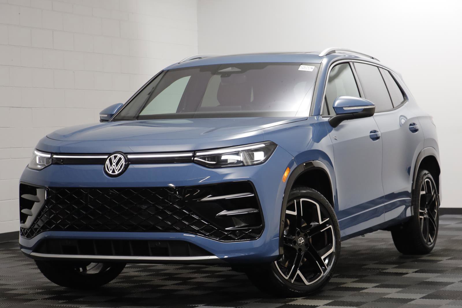 New 2026 Volkswagen Tiguan SEL R-Line image 1