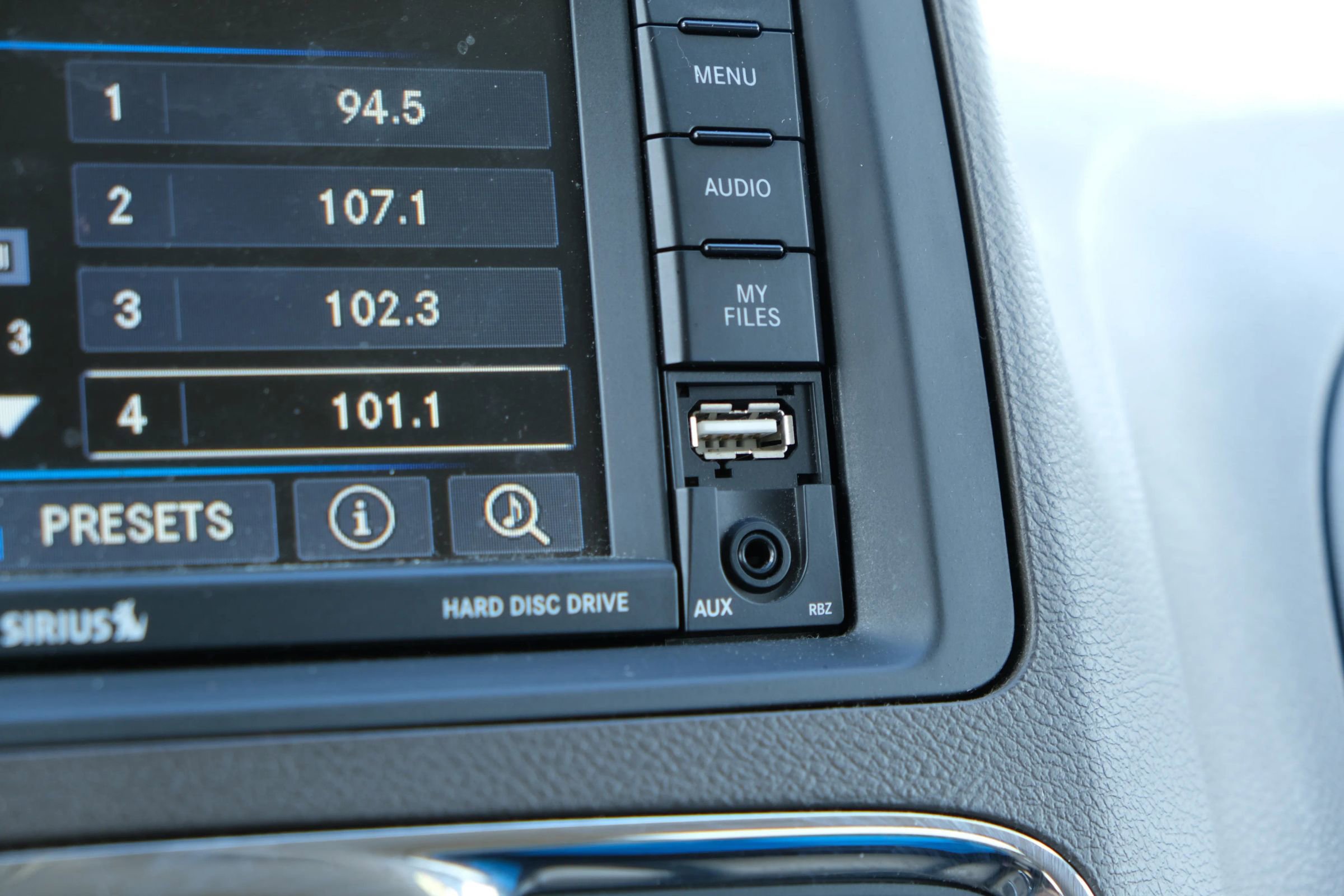 Used 2015 Chrysler Town & Country Touring image 31