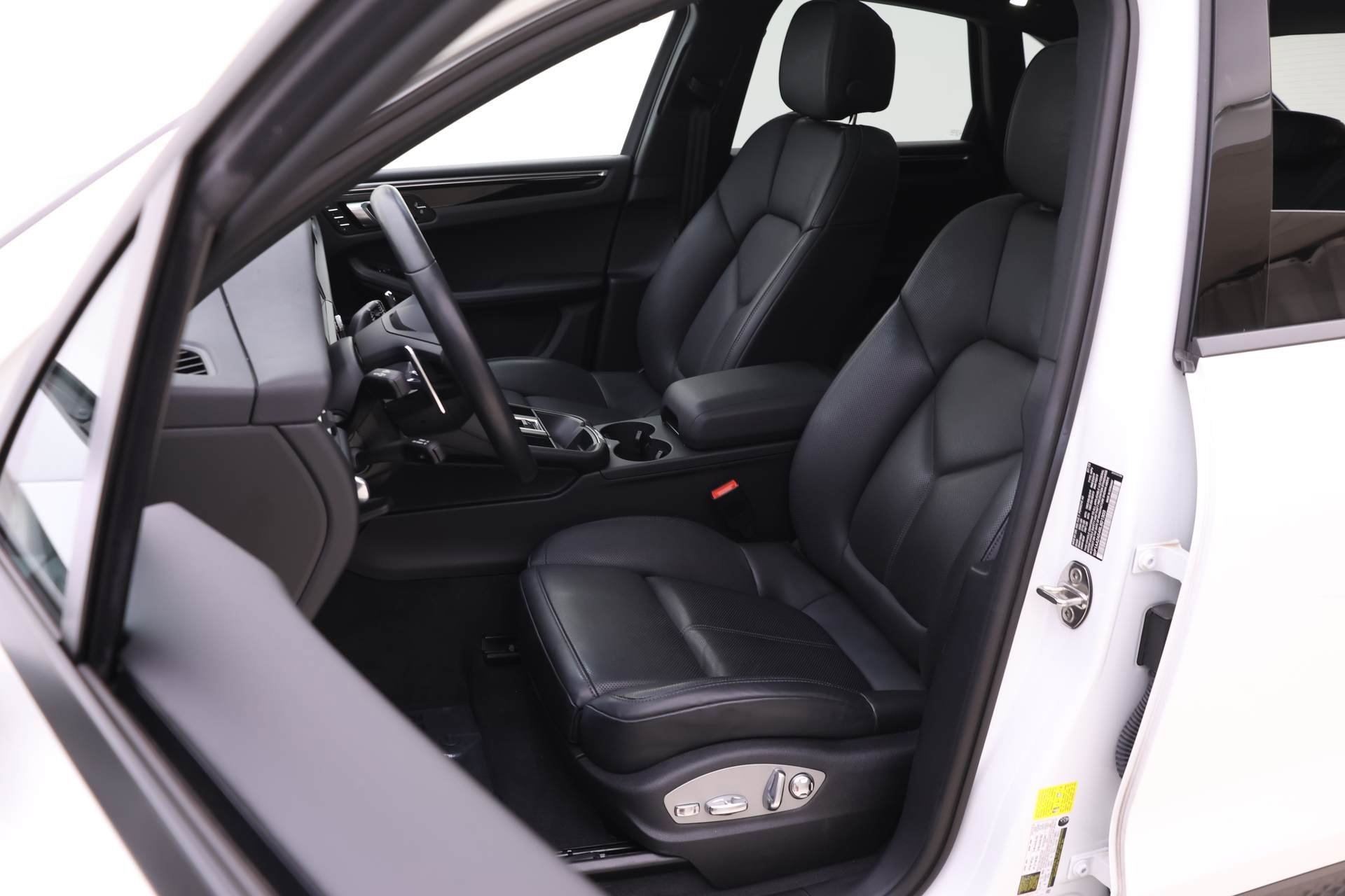 Certified 2024 Porsche Macan image 5