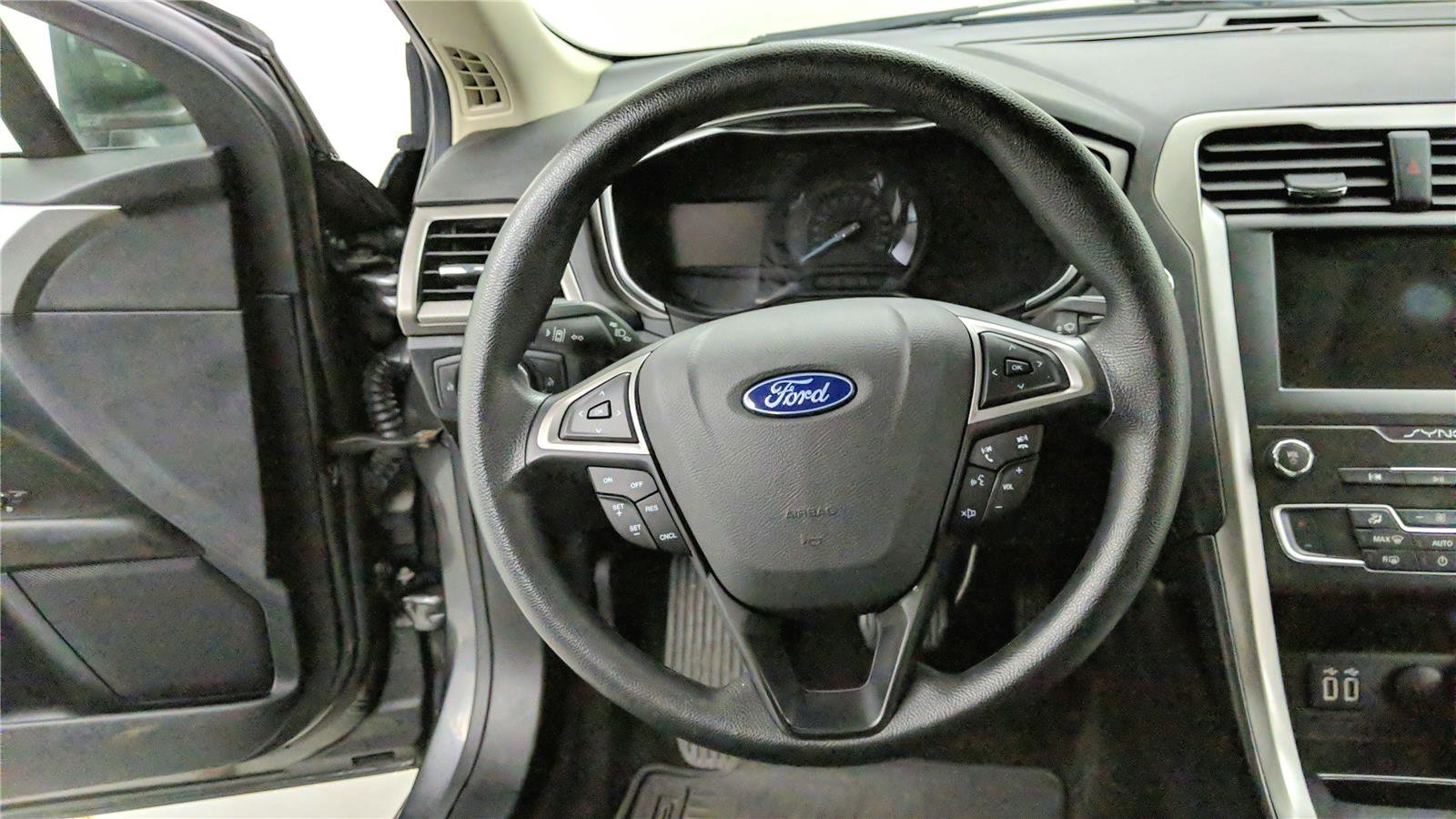 Used 2020 Ford Fusion SE image 18