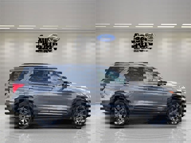 Used 2022 Ford Explorer XLT w/ Equipment Group 202A image 8