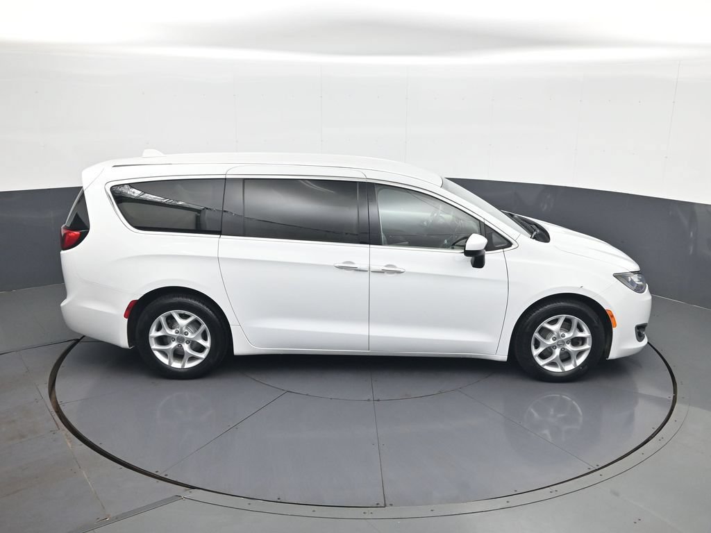 Used 2017 Chrysler Pacifica Touring Plus w/ Tire & Wheel Group FWD image 18