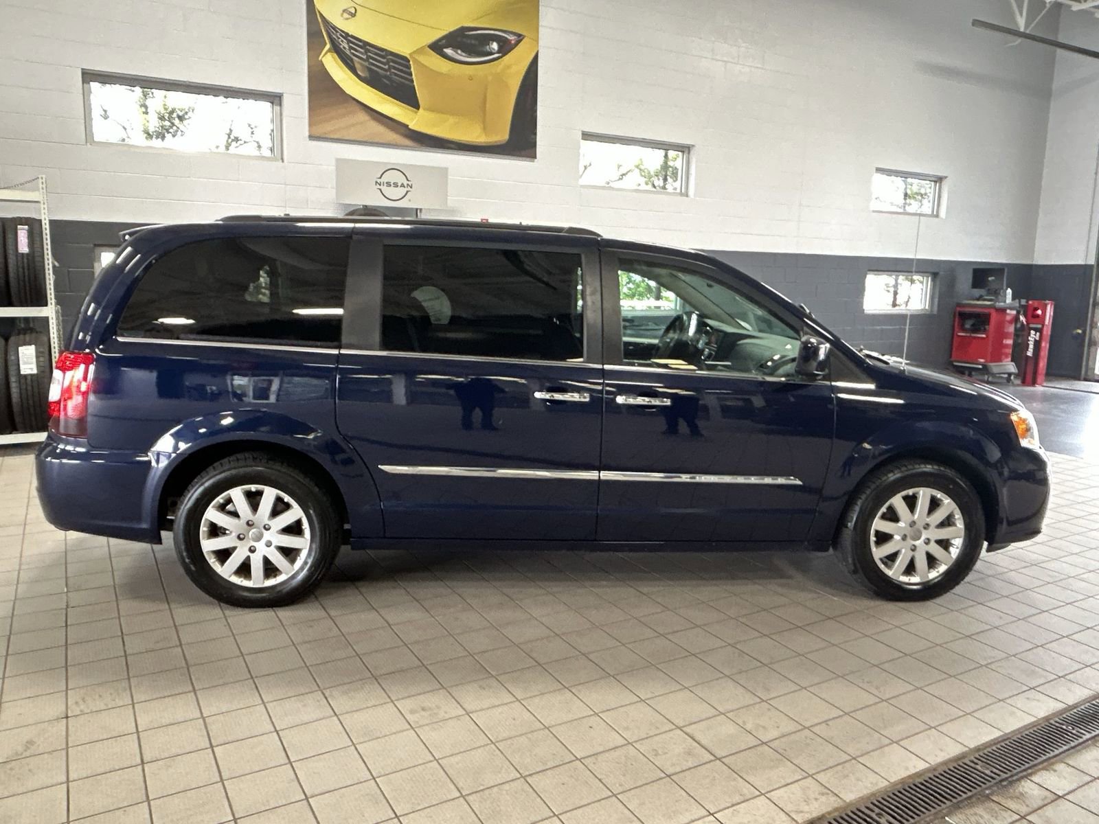Used 2016 Chrysler Town & Country Touring w/ Driver Convenience Group FWD image 41