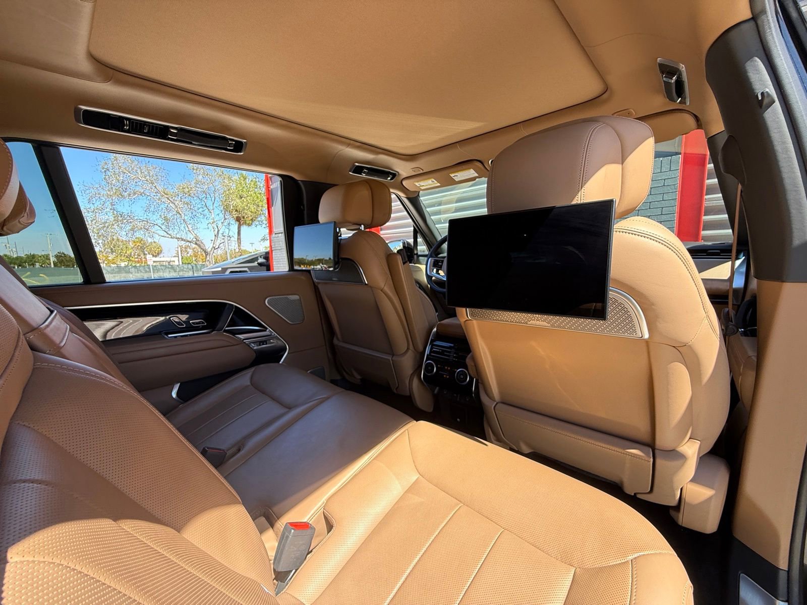 Used 2024 Land Rover Range Rover Long Wheelbase Autobiography image 15