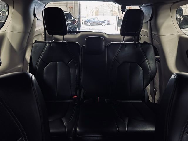 Used 2023 Chrysler Pacifica Touring-L FWD image 22