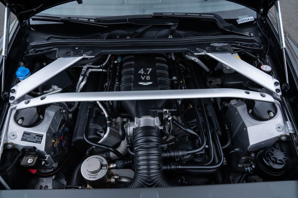 Used 2015 Aston Martin V8 Vantage GT RWD image 32