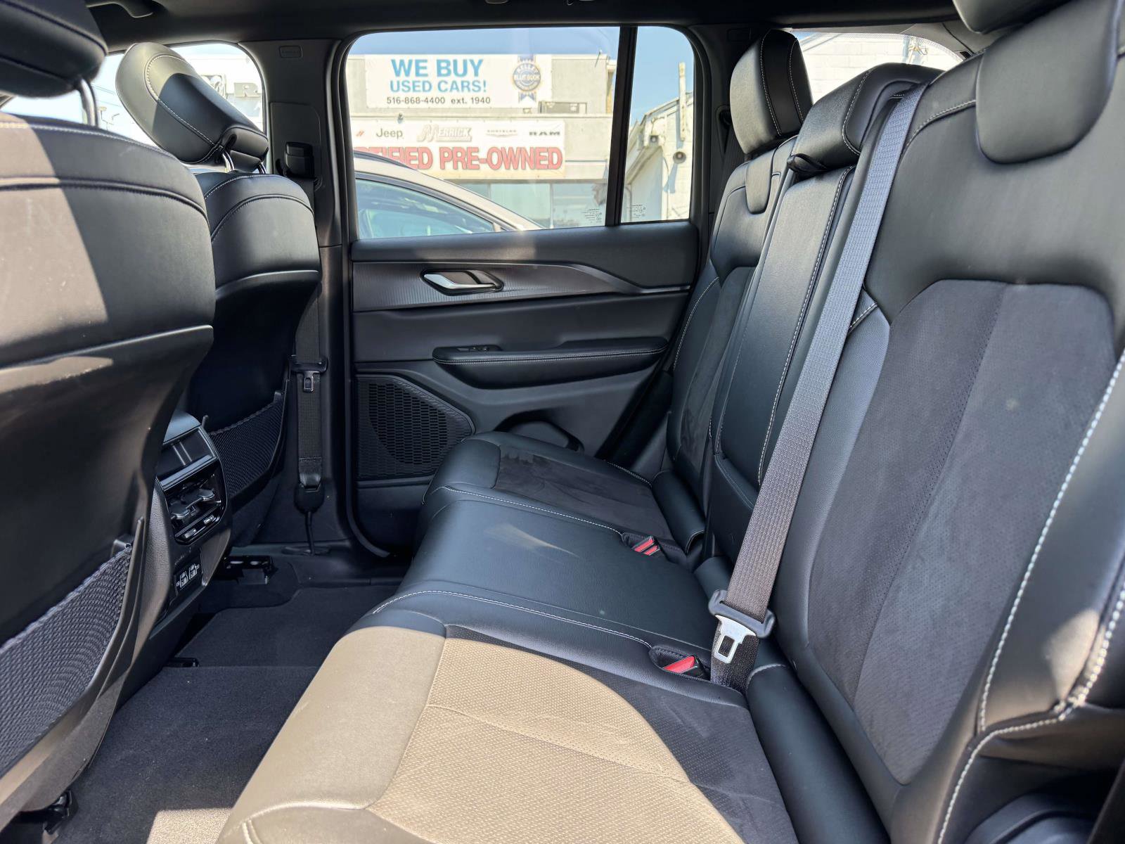 Used 2023 Jeep Grand Cherokee Altitude AWD/4WD image 14