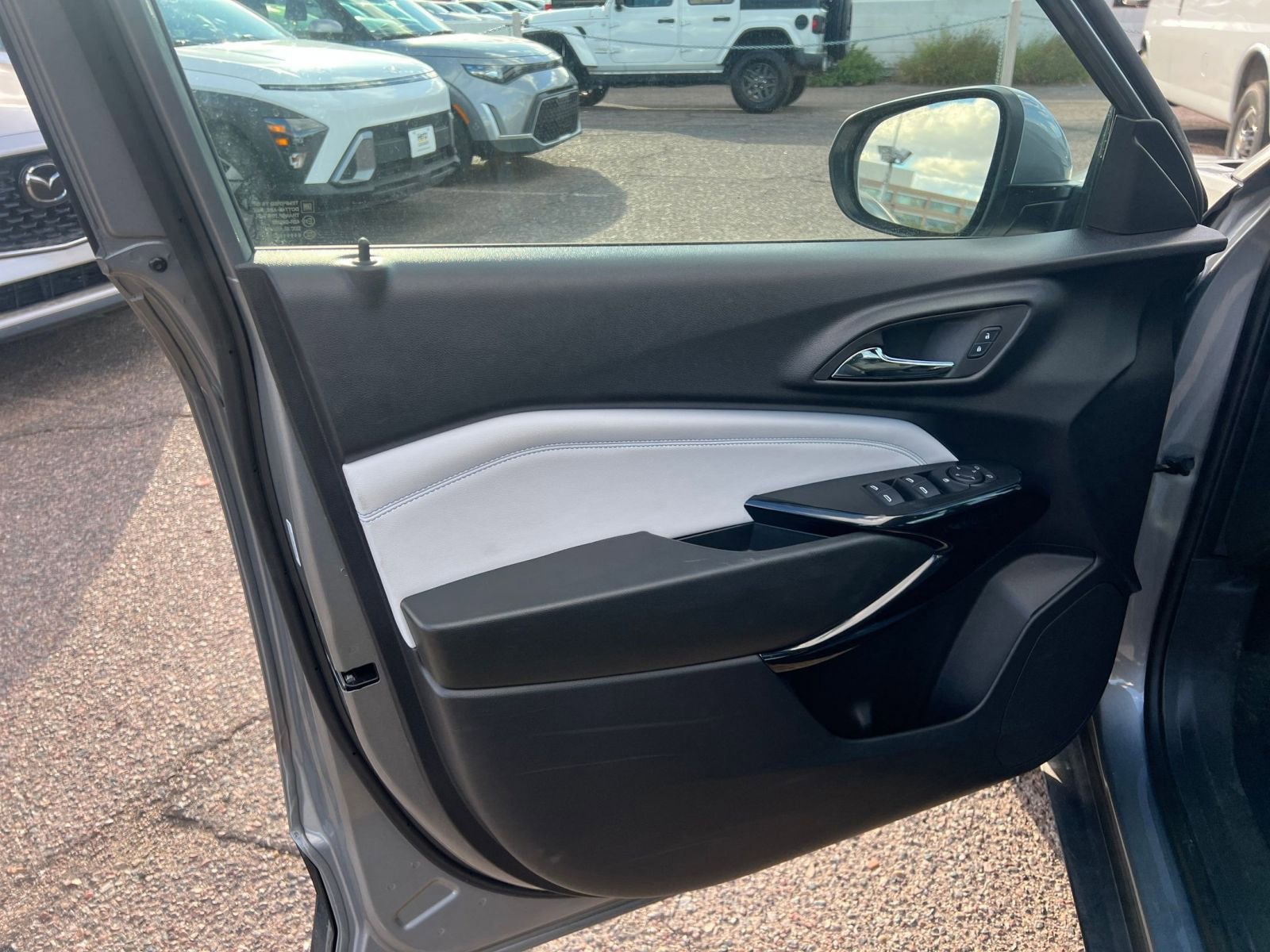 Used 2025 Chevrolet Trax LT FWD image 18