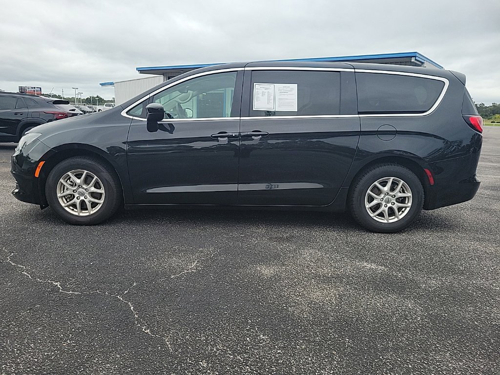 Used 2023 Chrysler Voyager LX FWD image 4