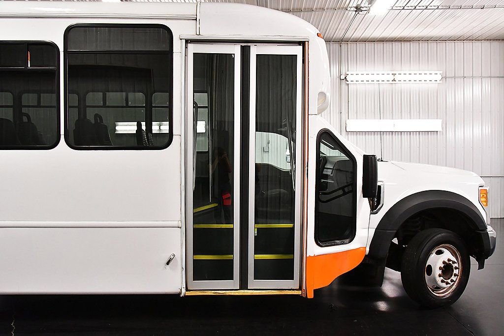 Used 2017 Ford F550 2WD Regular Cab Super Duty image 8