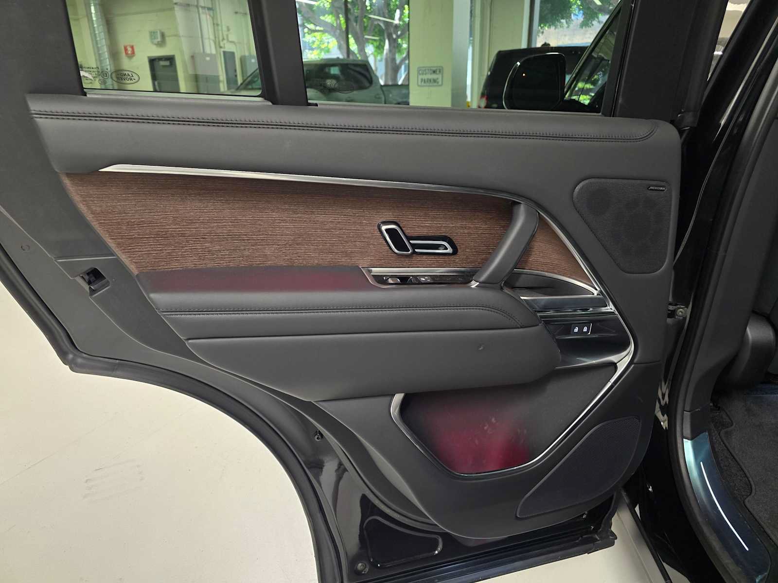 Used 2025 Land Rover Range Rover SE AWD/4WD image 16