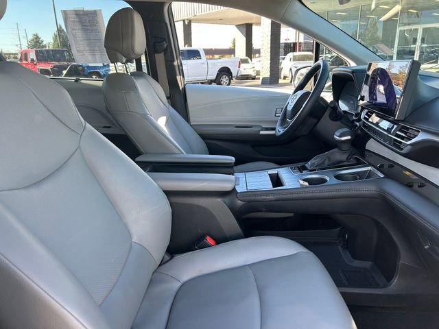 Used 2025 Toyota Sienna XLE image 37