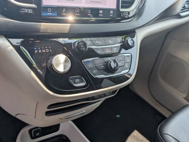 Used 2024 Chrysler Pacifica Touring-L FWD image 18