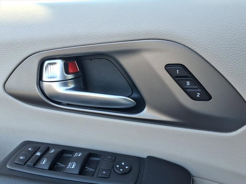 Used 2021 Chrysler Pacifica Touring-L image 15
