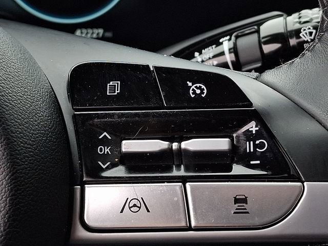 Used 2023 Hyundai Elantra Limited image 23