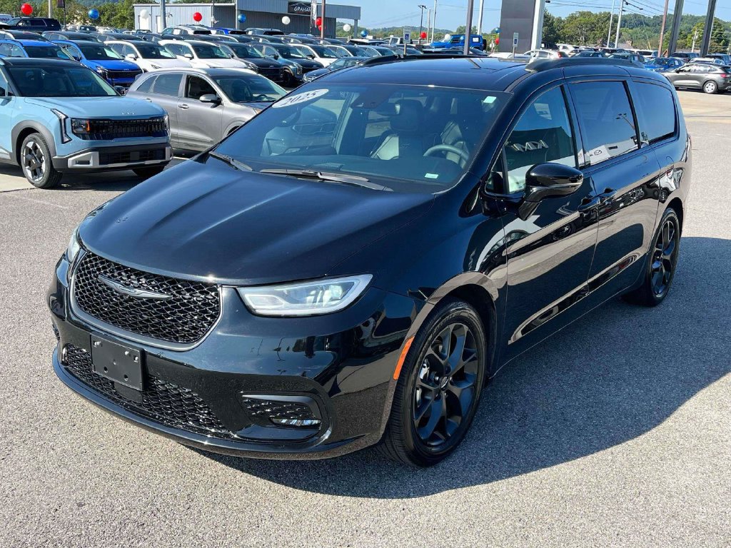 Used 2025 Chrysler Pacifica Limited FWD image 33