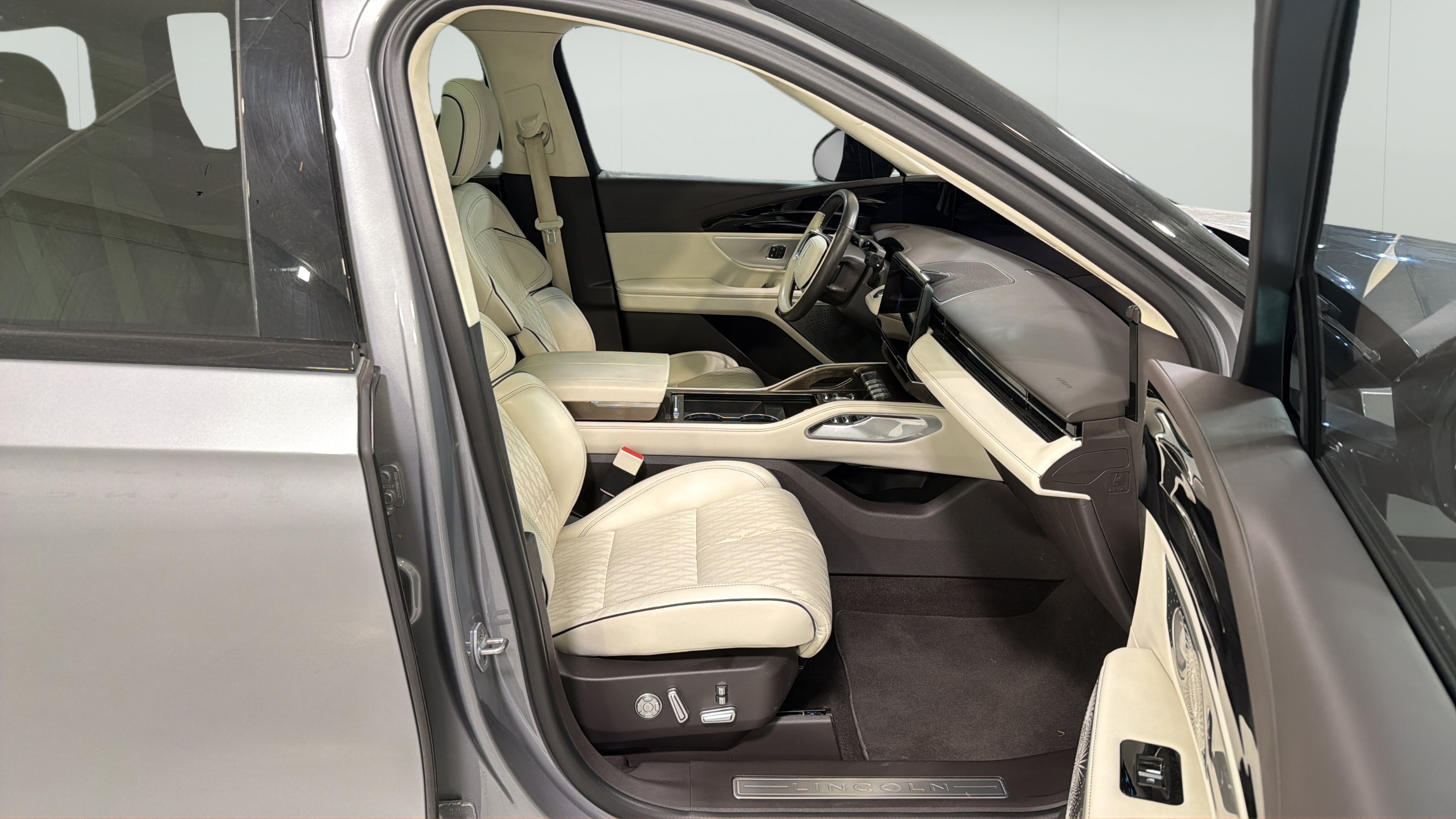 Used 2024 Lincoln Nautilus Black Label w/ Jet Appearance Package (87T) AWD/4WD image 17