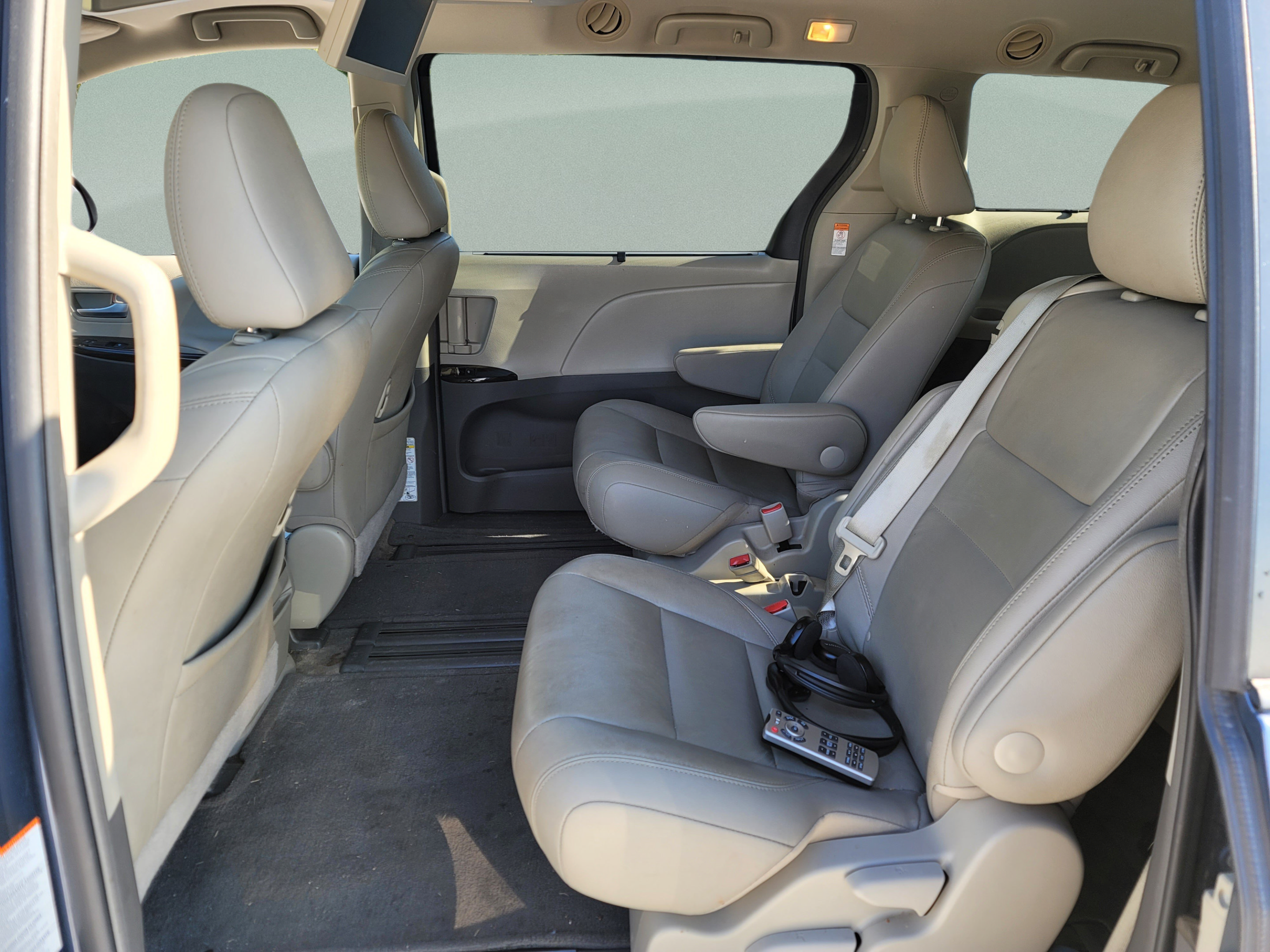 Used 2017 Toyota Sienna XLE FWD image 16
