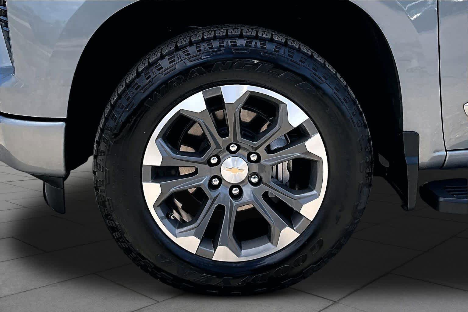 Used 2024 Chevrolet Silverado 1500 High Country w/ Technology Package AWD/4WD image 11