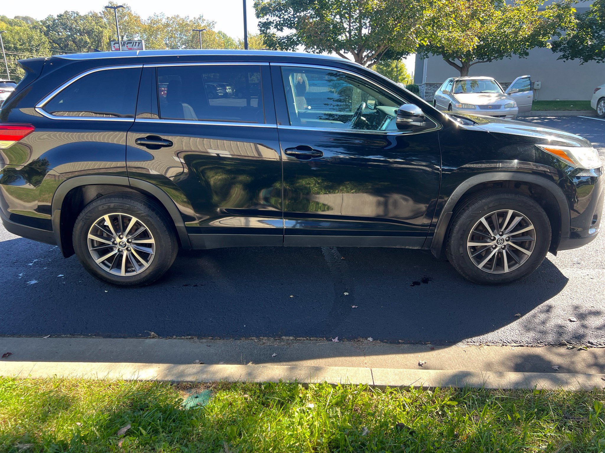 Used 2019 Toyota Highlander XLE AWD/4WD image 5