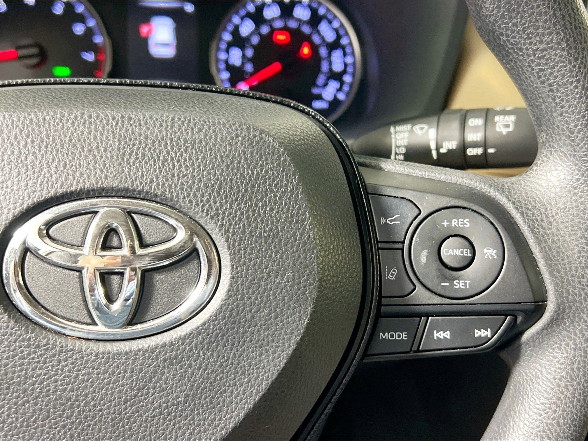 Used 2020 Toyota RAV4 XLE w/ Convenience Package image 19