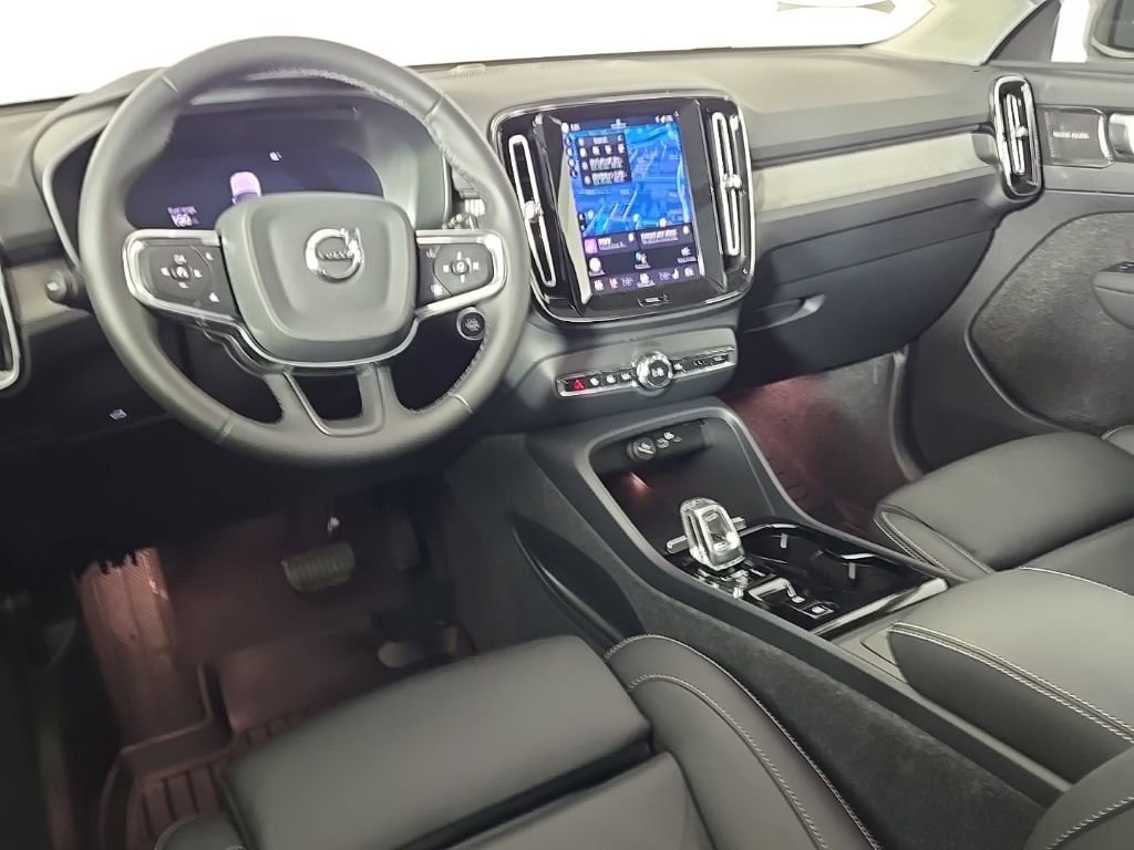 Certified 2024 Volvo XC40 B5 Ultimate w/ Climate Package image 17