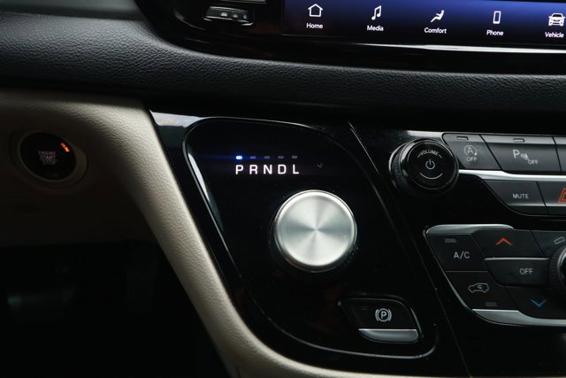 Used 2022 Chrysler Pacifica Touring-L image 18