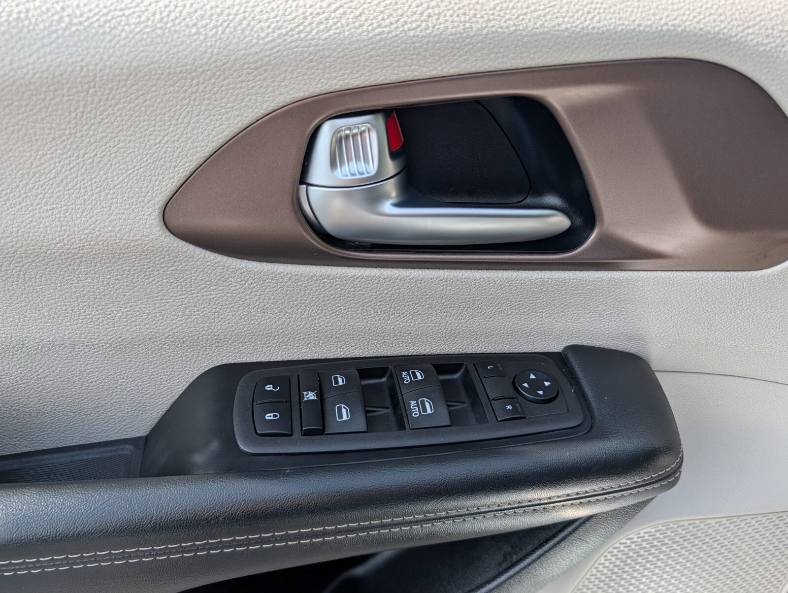 Used 2024 Chrysler Voyager LX FWD image 25