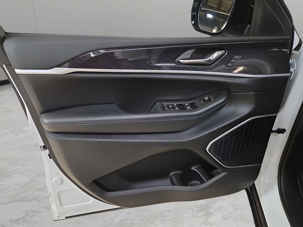 Used 2025 Jeep Grand Cherokee Trailhawk image 10