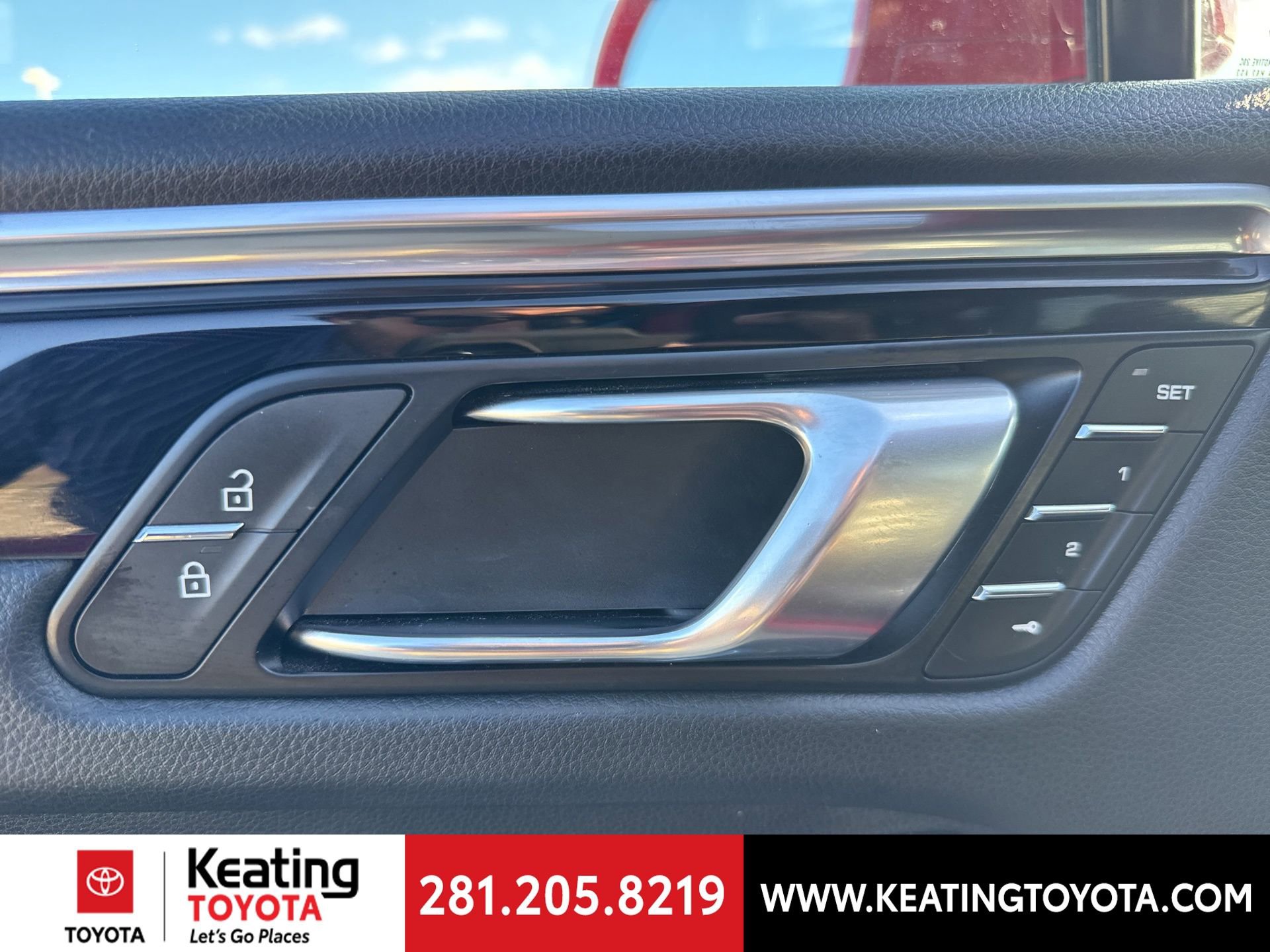 Used 2023 Porsche Macan Turbo image 12