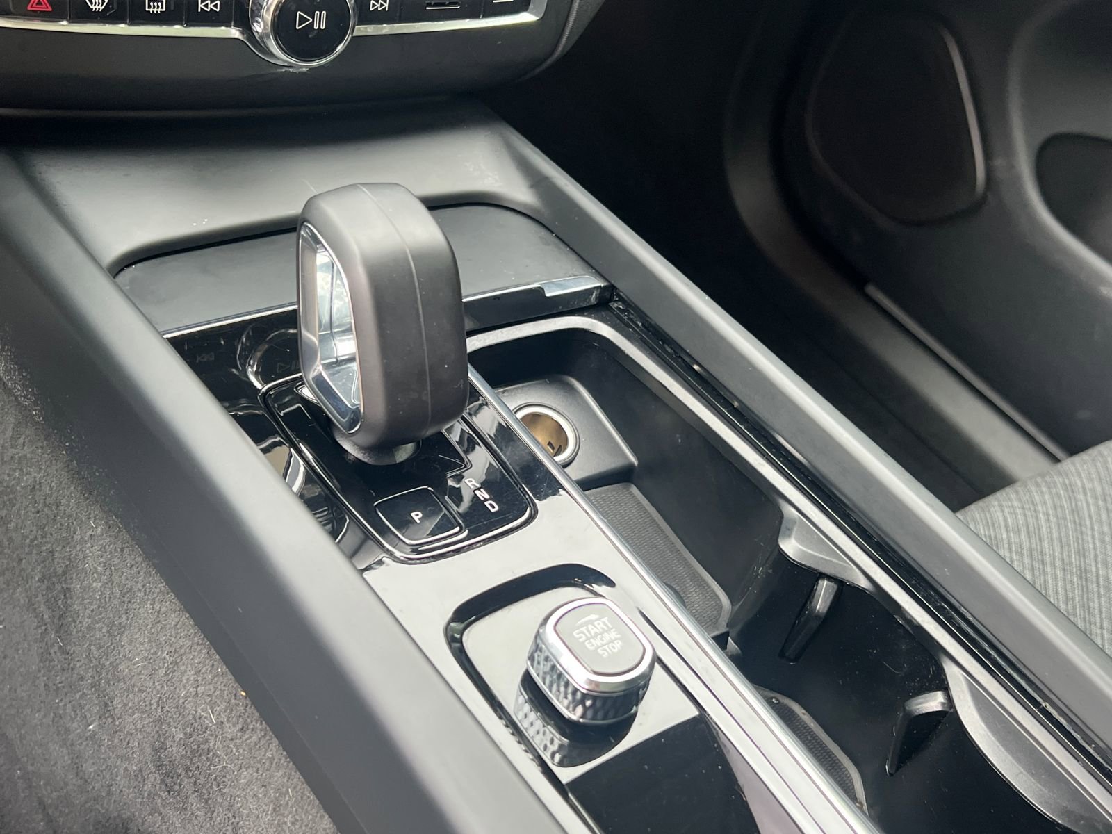 Used 2024 Volvo XC60 B5 Core w/ Protection Package Premier AWD/4WD image 31