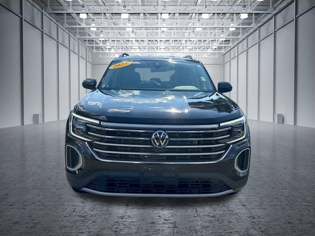 Used 2025 Volkswagen Atlas SE AWD/4WD image 2