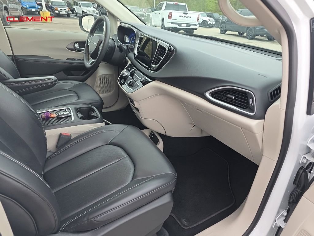 Used 2023 Chrysler Pacifica Touring-L image 26