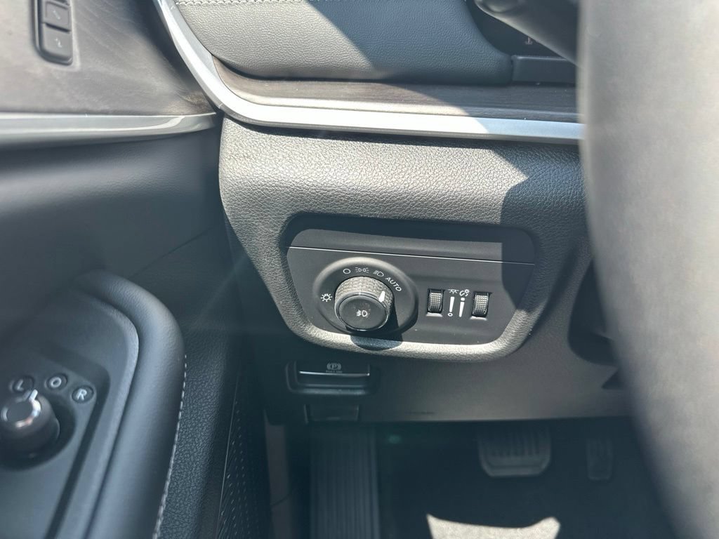 New 2026 Jeep Grand Cherokee L Limited w/ Limited Altitude Package AWD/4WD image 28