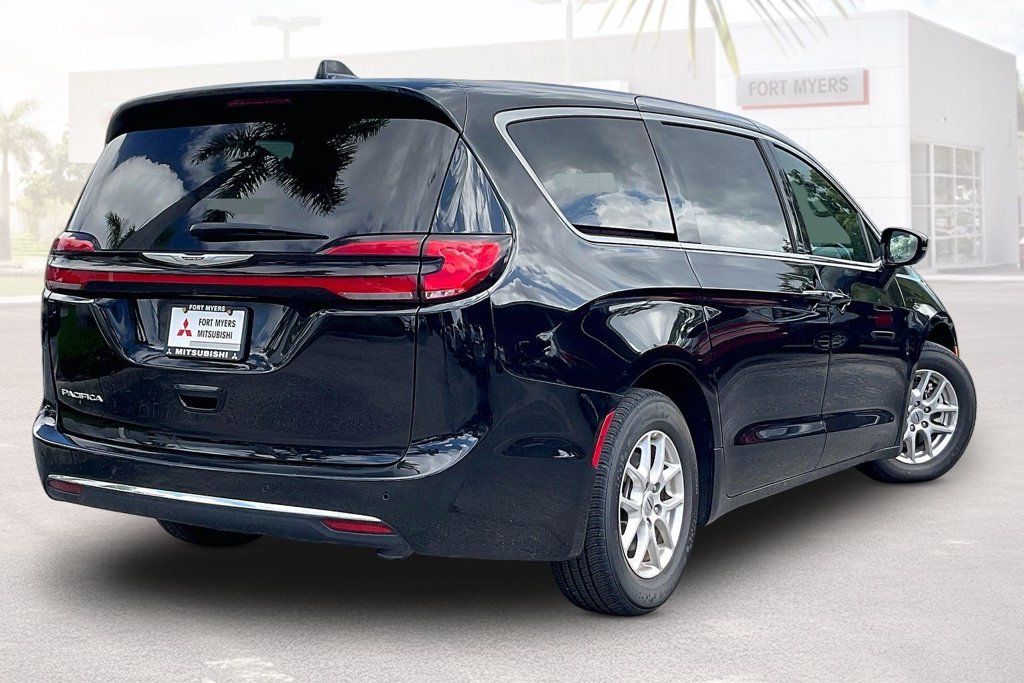 Used 2025 Chrysler Pacifica Select FWD image 29