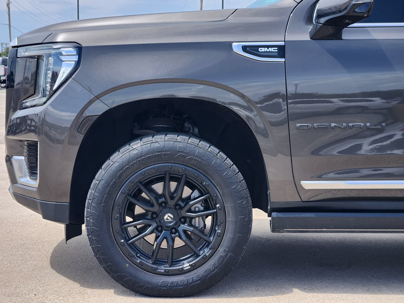Used 2021 GMC Yukon Denali w/ Advanced Technology Package AWD/4WD image 9
