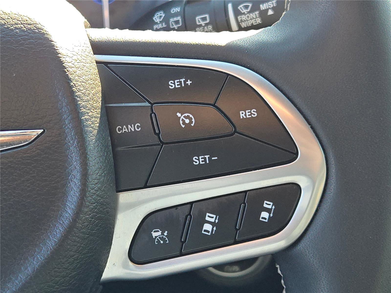 Used 2025 Chrysler Pacifica Select FWD image 32