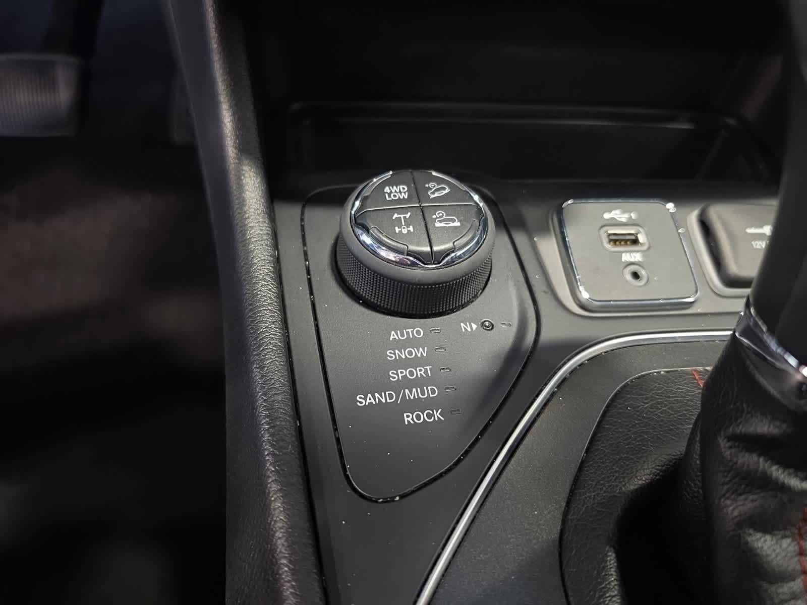 Used 2020 Jeep Cherokee Trailhawk w/ Cold Weather Group AWD/4WD image 26