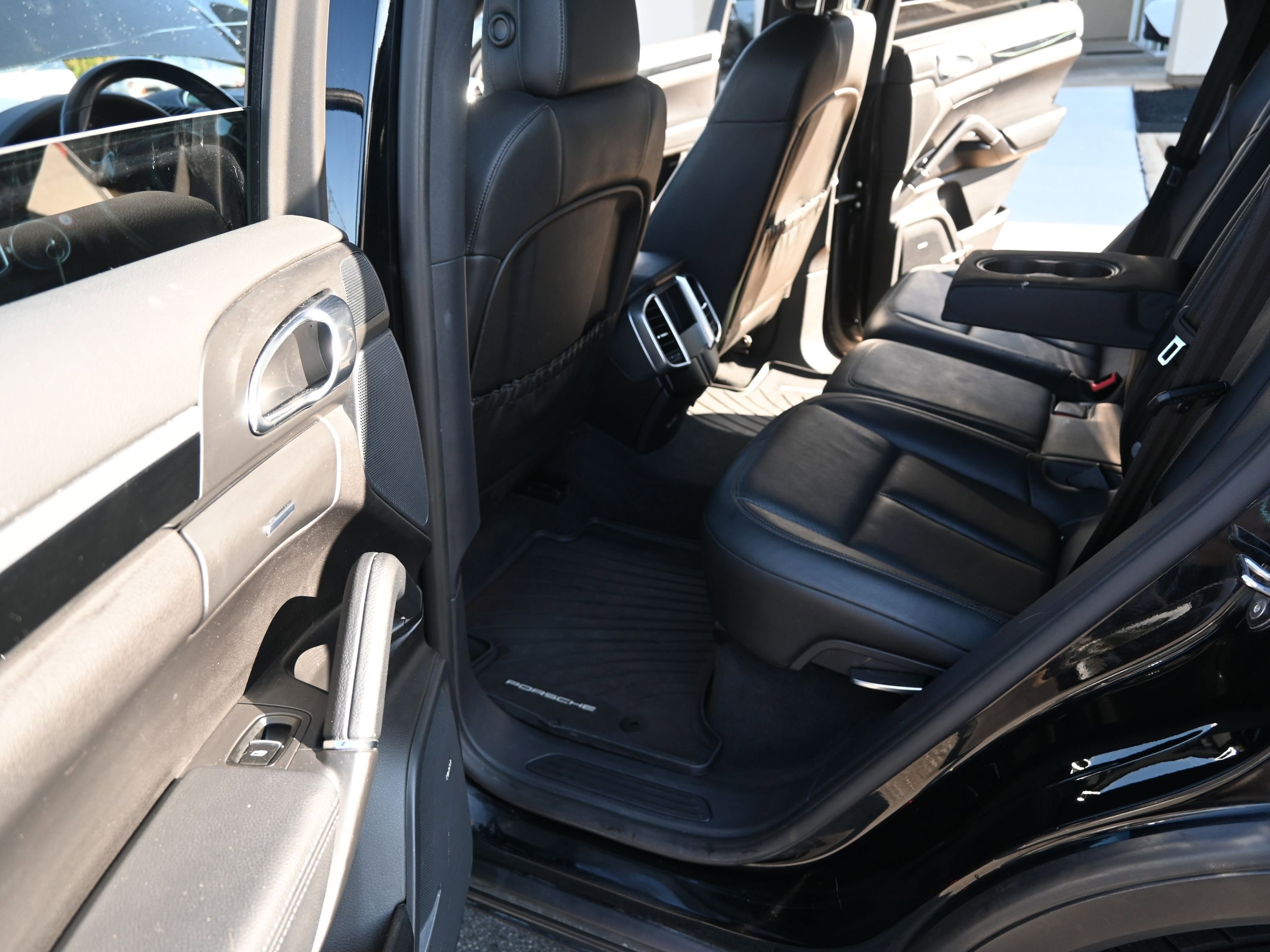 Used 2014 Porsche Cayenne image 30