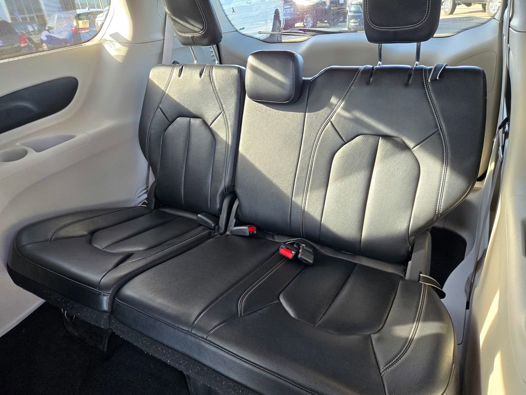 Used 2022 Chrysler Pacifica Touring-L image 11