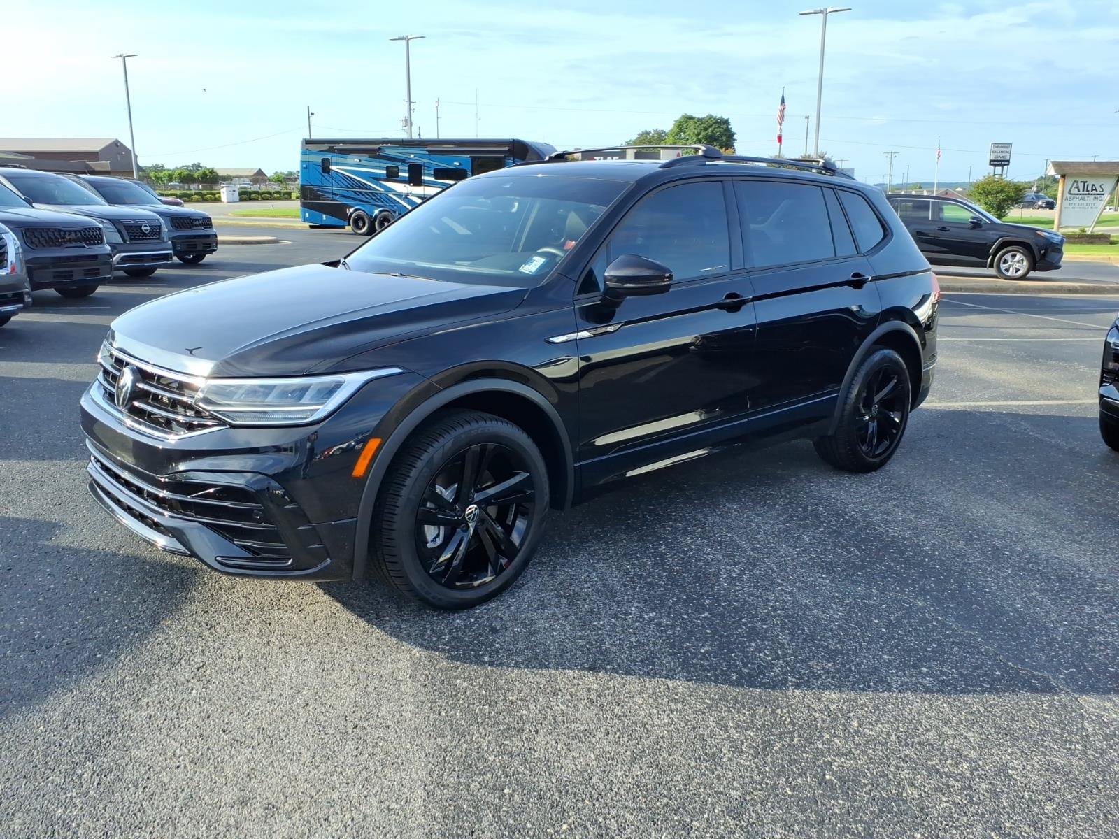Used 2024 Volkswagen Tiguan SE R-Line AWD/4WD image 3