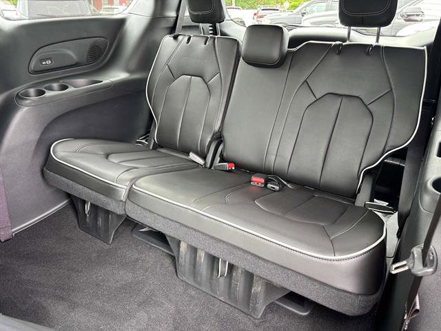 Used 2023 Chrysler Pacifica Limited w/ Uconnect Theater Family Group image 16